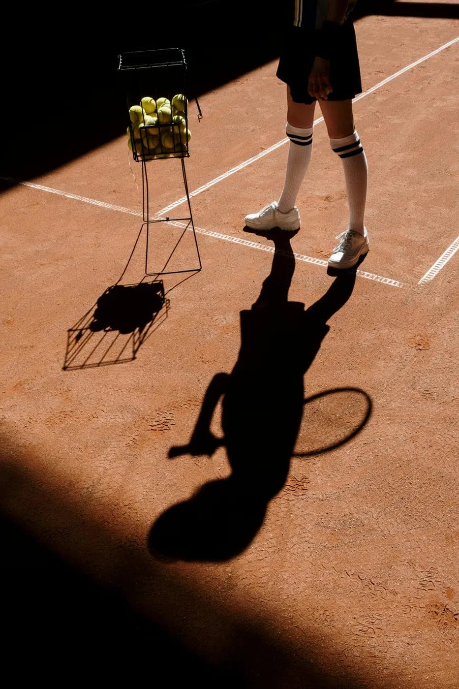 Athlète sur un court de tennis